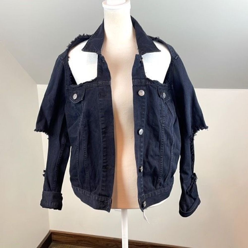 MTWTFSS WEEKDAY AWAY CUT OUT DENIM DISTRESSED BLACK JEAN JACKETS SIZE MEDIUM